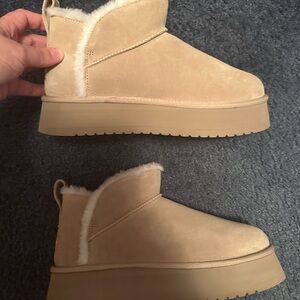 NWOT Women’s Koolaburra by Ugg size 10.